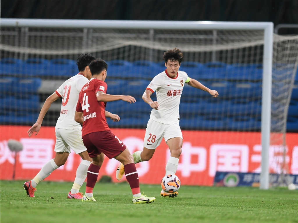 新疆男篮正 新疆男篮正